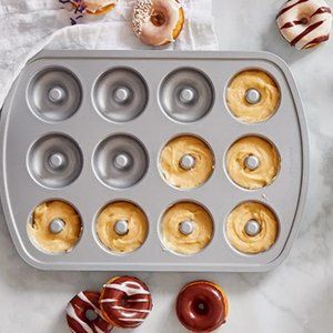 NEW PAMPERED CHEF DONUT PAN